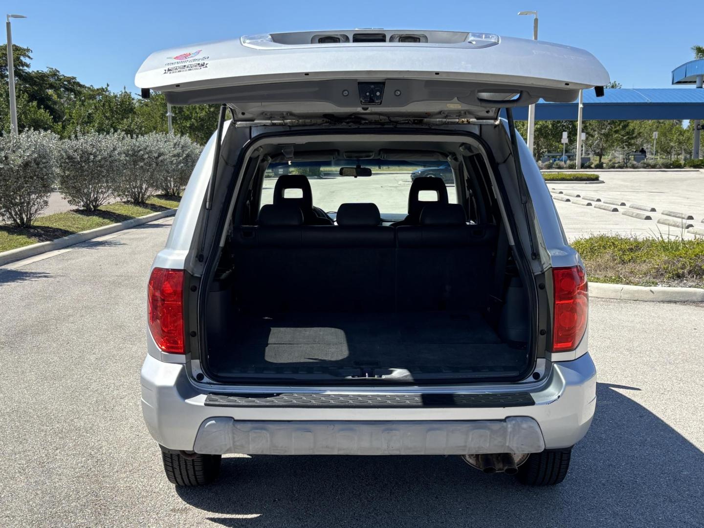 2004 SILVER /BLACK HONDA PILOT EXL (2HKYF18754H) with an 3.5L engine, Automatic transmission, located at 11170 Summerlin Square Dr., Fort Myers Beach, FL, 33931, (239) 999-7777, 26.493546, -81.941628 - Photo#25