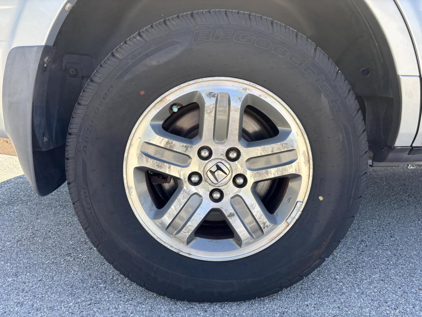 2004 SILVER /BLACK HONDA PILOT EXL (2HKYF18754H) with an 3.5L engine, Automatic transmission, located at 11170 Summerlin Square Dr., Fort Myers Beach, FL, 33931, (239) 999-7777, 26.493546, -81.941628 - Photo#27