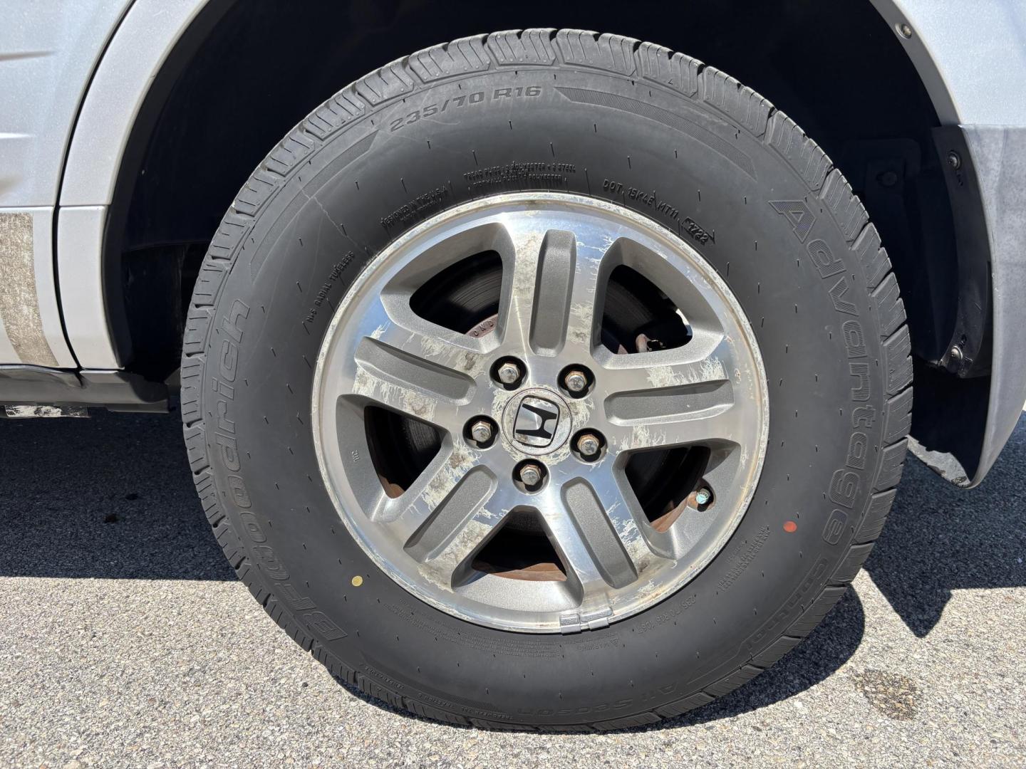 2004 SILVER /BLACK HONDA PILOT EXL (2HKYF18754H) with an 3.5L engine, Automatic transmission, located at 11170 Summerlin Square Dr., Fort Myers Beach, FL, 33931, (239) 999-7777, 26.493546, -81.941628 - Photo#28