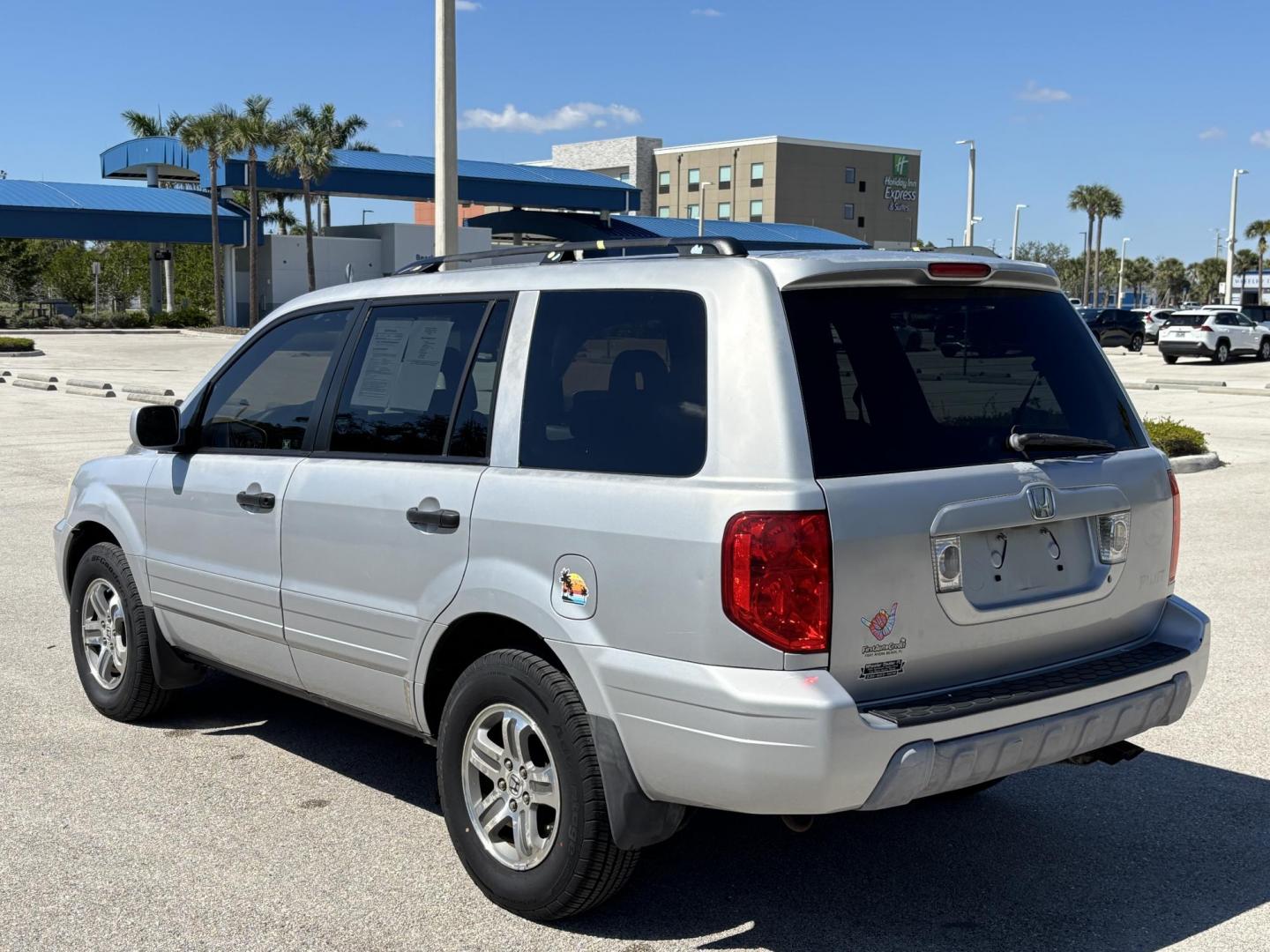 2004 SILVER /BLACK HONDA PILOT EXL (2HKYF18754H) with an 3.5L engine, Automatic transmission, located at 11170 Summerlin Square Dr., Fort Myers Beach, FL, 33931, (239) 999-7777, 26.493546, -81.941628 - Photo#4