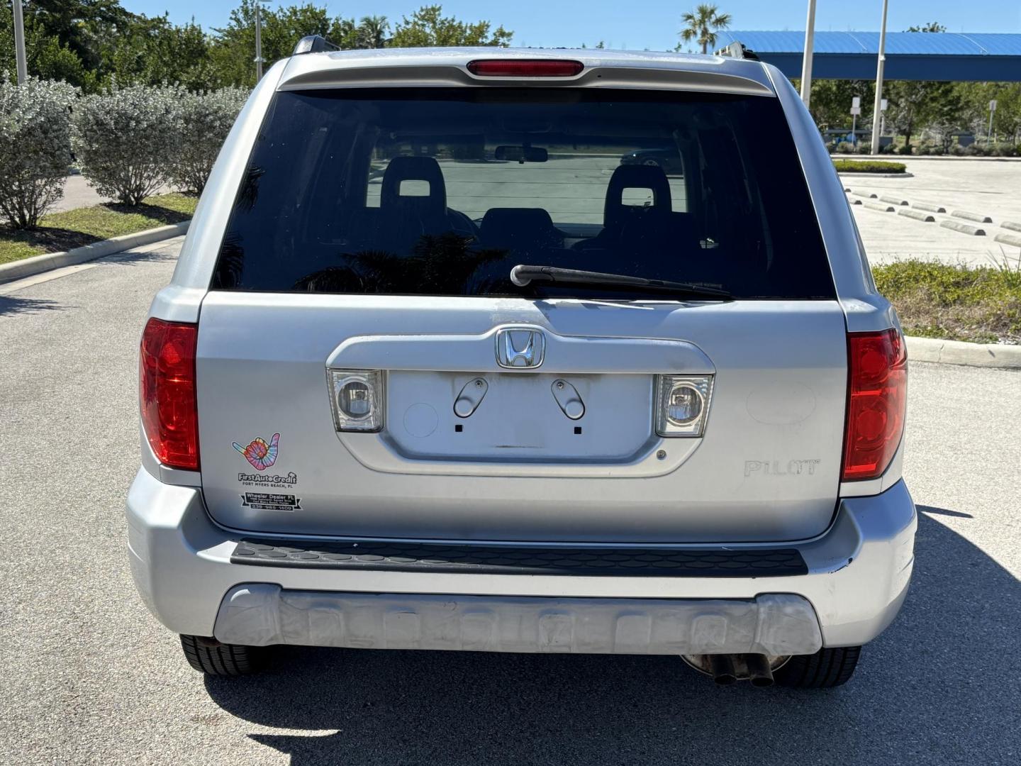 2004 SILVER /BLACK HONDA PILOT EXL (2HKYF18754H) with an 3.5L engine, Automatic transmission, located at 11170 Summerlin Square Dr., Fort Myers Beach, FL, 33931, (239) 999-7777, 26.493546, -81.941628 - Photo#5