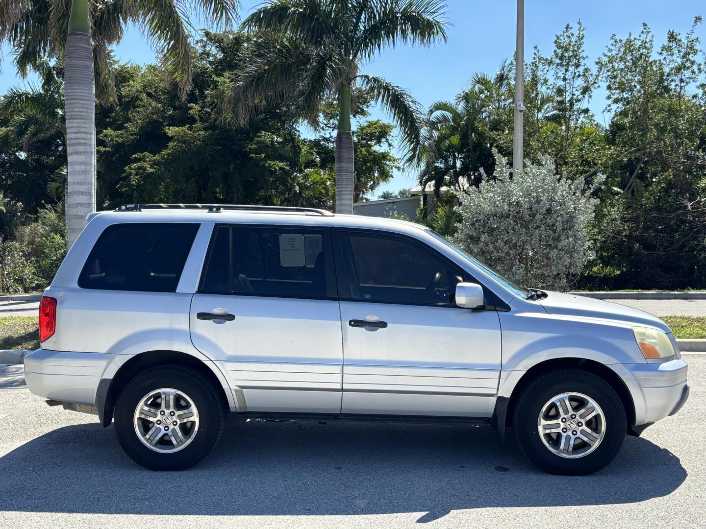 2004 SILVER /BLACK HONDA PILOT EXL (2HKYF18754H) with an 3.5L engine, Automatic transmission, located at 11170 Summerlin Square Dr., Fort Myers Beach, FL, 33931, (239) 999-7777, 26.493546, -81.941628 - Photo#3