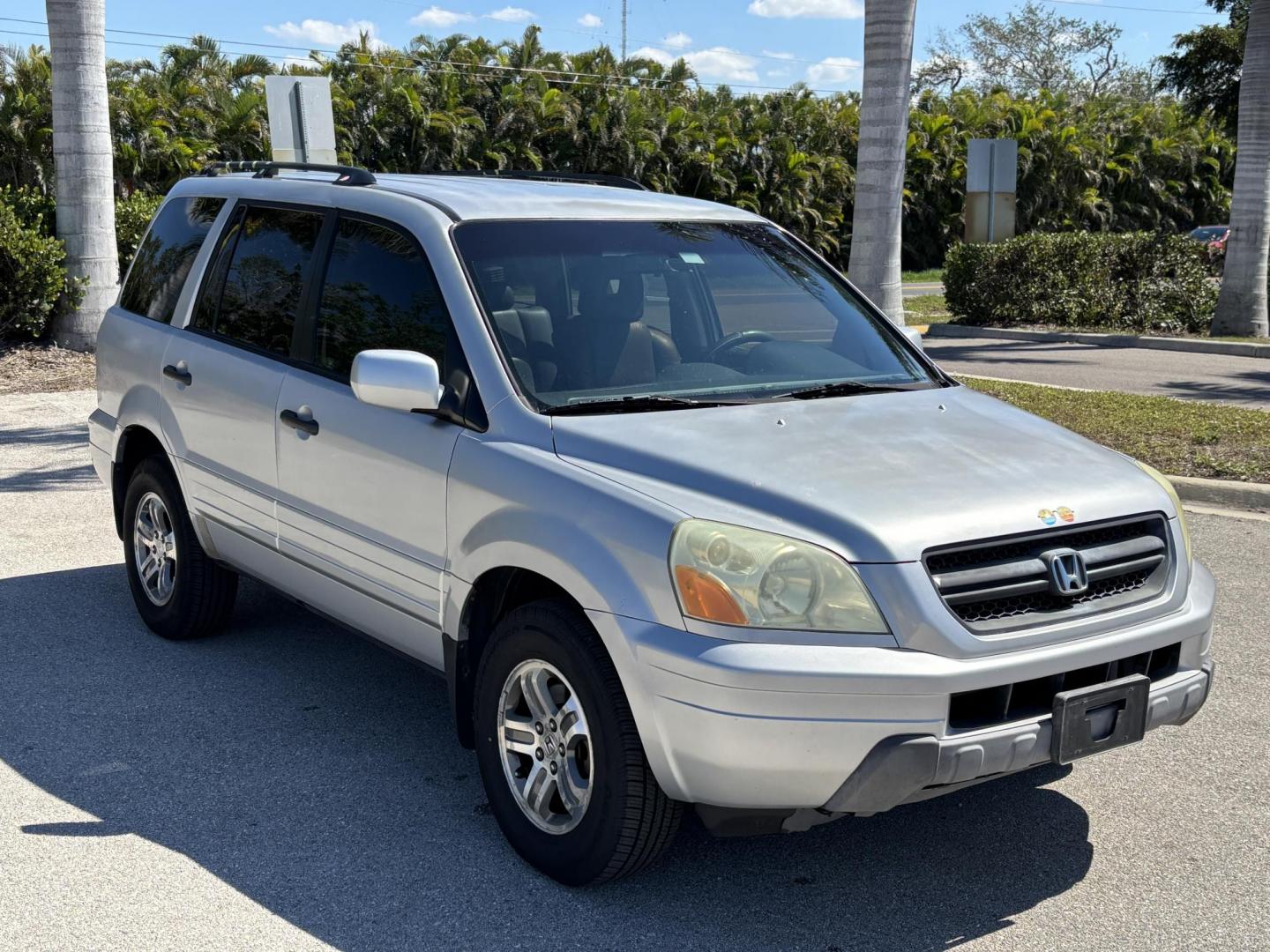 2004 SILVER /BLACK HONDA PILOT EXL (2HKYF18754H) with an 3.5L engine, Automatic transmission, located at 11170 Summerlin Square Dr., Fort Myers Beach, FL, 33931, (239) 999-7777, 26.493546, -81.941628 - Photo#2