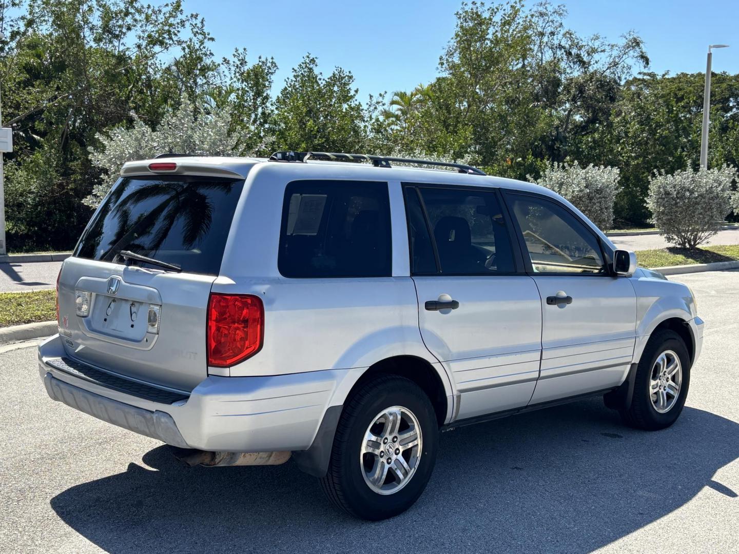 2004 SILVER /BLACK HONDA PILOT EXL (2HKYF18754H) with an 3.5L engine, Automatic transmission, located at 11170 Summerlin Square Dr., Fort Myers Beach, FL, 33931, (239) 999-7777, 26.493546, -81.941628 - Photo#6