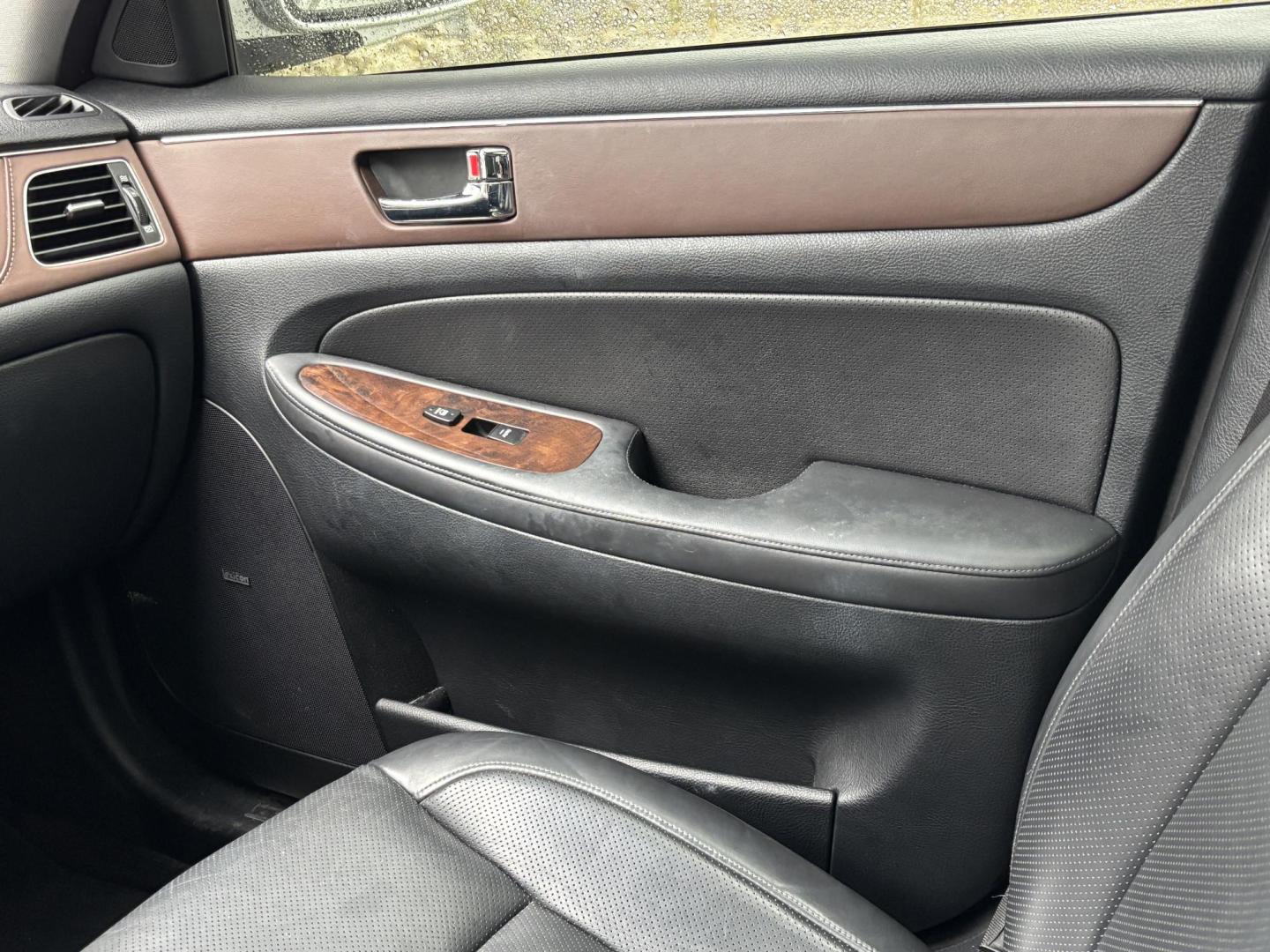 2009 SILVER /BLACK HYUNDAI GENESIS 4.6L (KMHGC46F89U) with an 4.6L engine, Automatic transmission, located at 11170 Summerlin Square Dr., Fort Myers Beach, FL, 33931, (239) 999-7777, 26.493546, -81.941628 - Photo#29