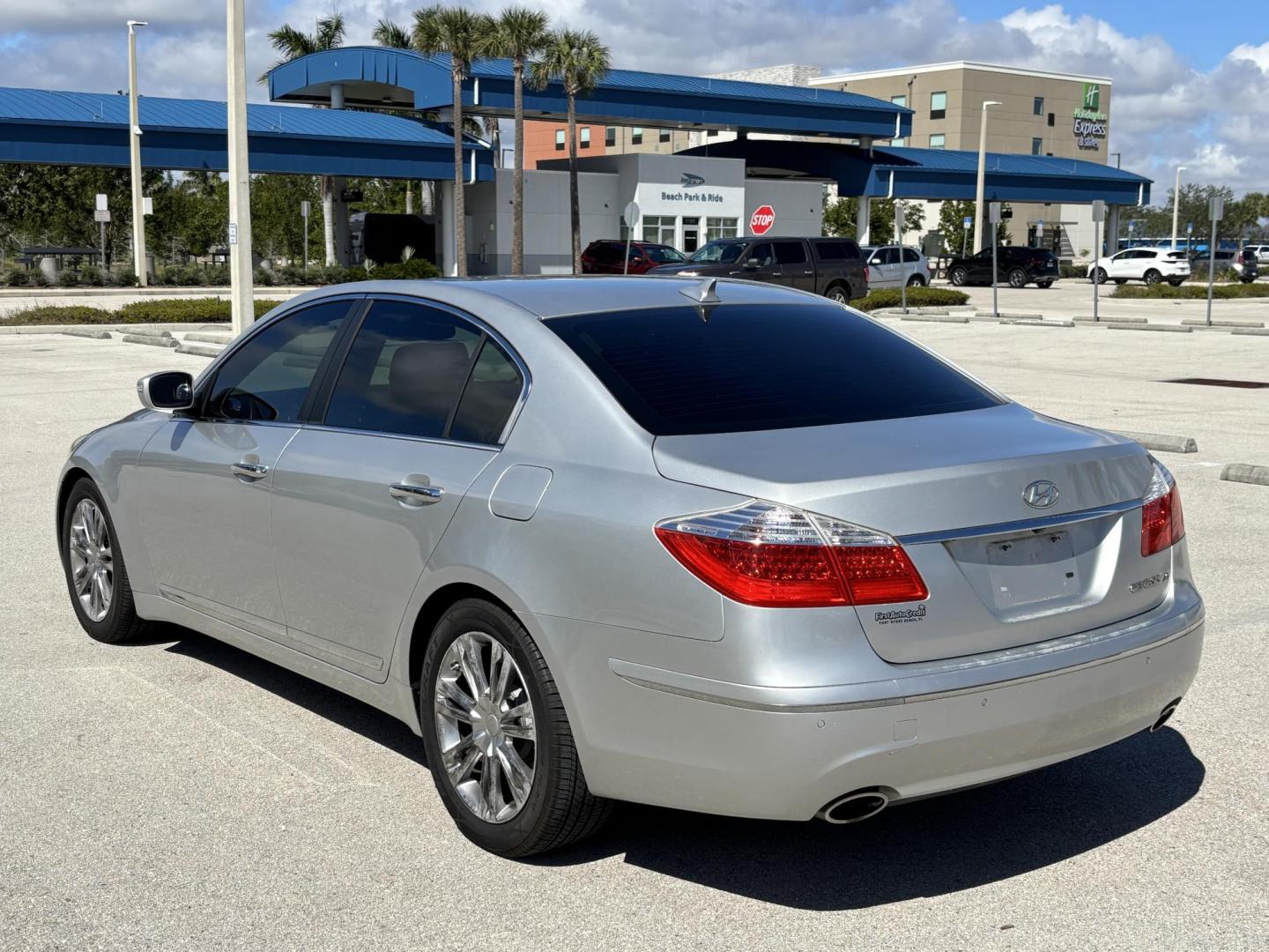 2009 SILVER /BLACK HYUNDAI GENESIS 4.6L (KMHGC46F89U) with an 4.6L engine, Automatic transmission, located at 11170 Summerlin Square Dr., Fort Myers Beach, FL, 33931, (239) 999-7777, 26.493546, -81.941628 - Photo#4
