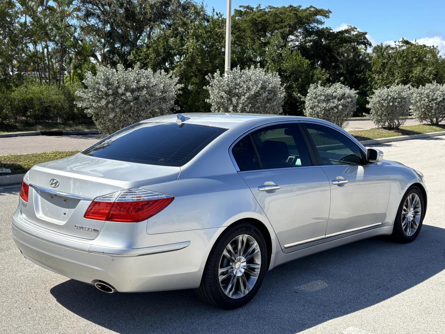 2009 SILVER /BLACK HYUNDAI GENESIS 4.6L (KMHGC46F89U) with an 4.6L engine, Automatic transmission, located at 11170 Summerlin Square Dr., Fort Myers Beach, FL, 33931, (239) 999-7777, 26.493546, -81.941628 - Photo#6