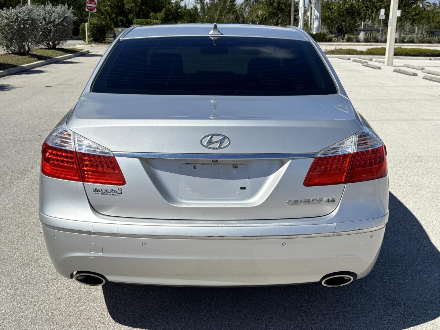 2009 SILVER /BLACK HYUNDAI GENESIS 4.6L (KMHGC46F89U) with an 4.6L engine, Automatic transmission, located at 11170 Summerlin Square Dr., Fort Myers Beach, FL, 33931, (239) 999-7777, 26.493546, -81.941628 - Photo#5