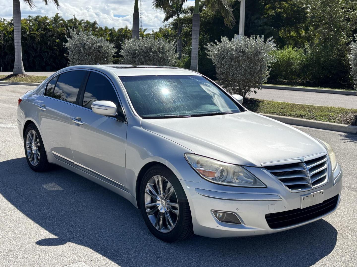 2009 SILVER /BLACK HYUNDAI GENESIS 4.6L (KMHGC46F89U) with an 4.6L engine, Automatic transmission, located at 11170 Summerlin Square Dr., Fort Myers Beach, FL, 33931, (239) 999-7777, 26.493546, -81.941628 - Photo#2