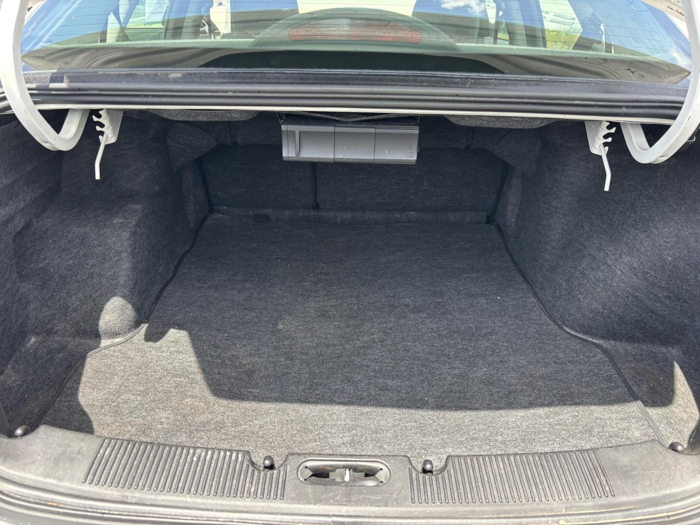 2001 WHITE /CHARCOAL Ford Taurus SE (1FAFP53U51G) with an 3.0L V6 OHV 12V engine, 4-Speed Automatic Overdrive transmission, located at 11170 Summerlin Square Dr., Fort Myers Beach, FL, 33931, (239) 999-7777, 26.493546, -81.941628 - We have financing available and we accept trades! Fill out a credit application on our website or come by today! If you have any questions, give us a call at (239) 999 - 7777 or visit our website at firstautocredit.com. 11170 Summerlin Square Dr, Fort Myers Beach, FL 33931 Carfax No Damage - Photo#21