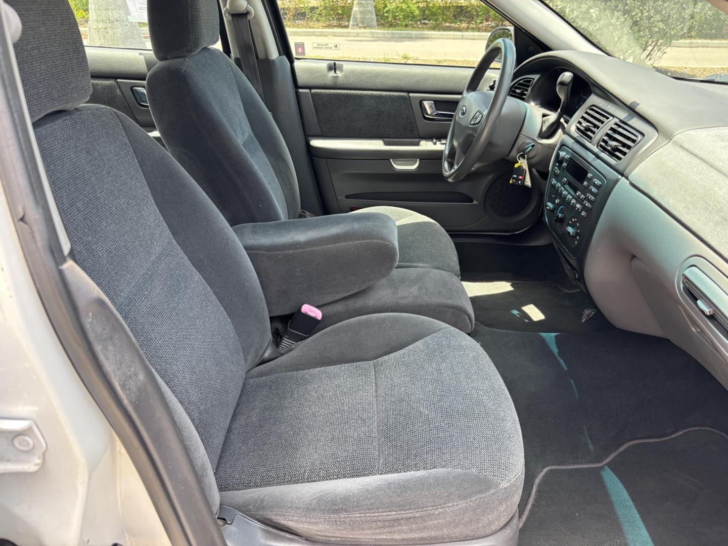 2001 WHITE /CHARCOAL Ford Taurus SE (1FAFP53U51G) with an 3.0L V6 OHV 12V engine, 4-Speed Automatic Overdrive transmission, located at 11170 Summerlin Square Dr., Fort Myers Beach, FL, 33931, (239) 999-7777, 26.493546, -81.941628 - We have financing available and we accept trades! Fill out a credit application on our website or come by today! If you have any questions, give us a call at (239) 999 - 7777 or visit our website at firstautocredit.com. 11170 Summerlin Square Dr, Fort Myers Beach, FL 33931 Carfax No Damage - Photo#11