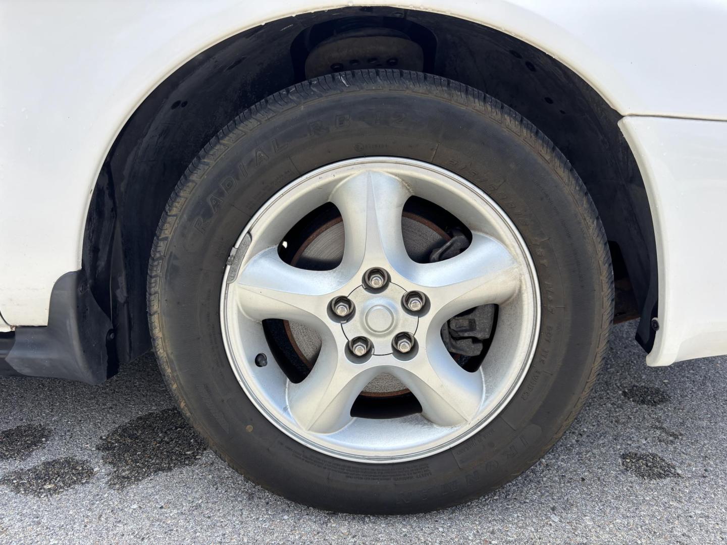 2001 WHITE /CHARCOAL Ford Taurus SE (1FAFP53U51G) with an 3.0L V6 OHV 12V engine, 4-Speed Automatic Overdrive transmission, located at 11170 Summerlin Square Dr., Fort Myers Beach, FL, 33931, (239) 999-7777, 26.493546, -81.941628 - We have financing available and we accept trades! Fill out a credit application on our website or come by today! If you have any questions, give us a call at (239) 999 - 7777 or visit our website at firstautocredit.com. 11170 Summerlin Square Dr, Fort Myers Beach, FL 33931 Carfax No Damage - Photo#23