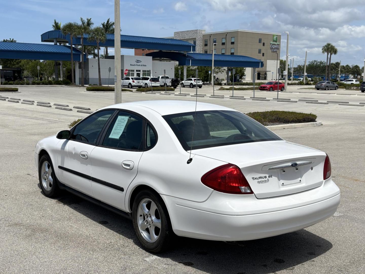 2001 WHITE /CHARCOAL Ford Taurus SE (1FAFP53U51G) with an 3.0L V6 OHV 12V engine, 4-Speed Automatic Overdrive transmission, located at 11170 Summerlin Square Dr., Fort Myers Beach, FL, 33931, (239) 999-7777, 26.493546, -81.941628 - We have financing available and we accept trades! Fill out a credit application on our website or come by today! If you have any questions, give us a call at (239) 999 - 7777 or visit our website at firstautocredit.com. 11170 Summerlin Square Dr, Fort Myers Beach, FL 33931 Carfax No Damage - Photo#4
