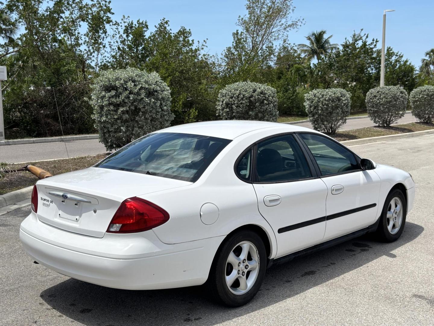 2001 WHITE /CHARCOAL Ford Taurus SE (1FAFP53U51G) with an 3.0L V6 OHV 12V engine, 4-Speed Automatic Overdrive transmission, located at 11170 Summerlin Square Dr., Fort Myers Beach, FL, 33931, (239) 999-7777, 26.493546, -81.941628 - We have financing available and we accept trades! Fill out a credit application on our website or come by today! If you have any questions, give us a call at (239) 999 - 7777 or visit our website at firstautocredit.com. 11170 Summerlin Square Dr, Fort Myers Beach, FL 33931 Carfax No Damage - Photo#6