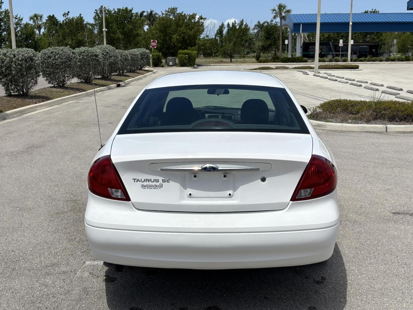 2001 WHITE /CHARCOAL Ford Taurus SE (1FAFP53U51G) with an 3.0L V6 OHV 12V engine, 4-Speed Automatic Overdrive transmission, located at 11170 Summerlin Square Dr., Fort Myers Beach, FL, 33931, (239) 999-7777, 26.493546, -81.941628 - We have financing available and we accept trades! Fill out a credit application on our website or come by today! If you have any questions, give us a call at (239) 999 - 7777 or visit our website at firstautocredit.com. 11170 Summerlin Square Dr, Fort Myers Beach, FL 33931 Carfax No Damage - Photo#5