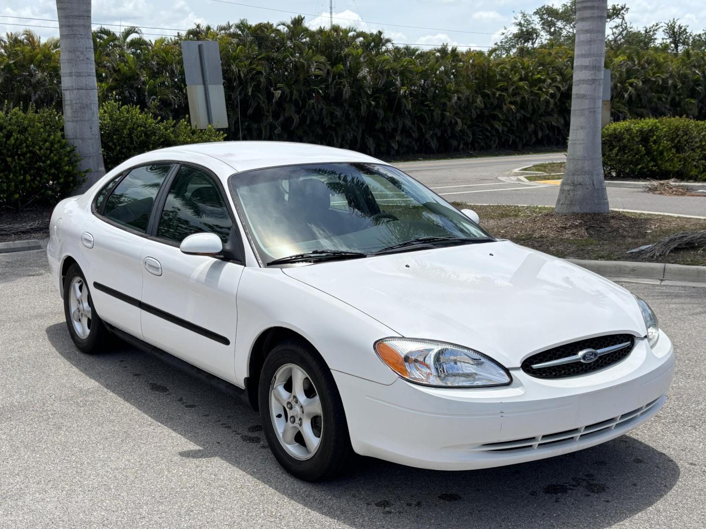 2001 WHITE /CHARCOAL Ford Taurus SE (1FAFP53U51G) with an 3.0L V6 OHV 12V engine, 4-Speed Automatic Overdrive transmission, located at 11170 Summerlin Square Dr., Fort Myers Beach, FL, 33931, (239) 999-7777, 26.493546, -81.941628 - We have financing available and we accept trades! Fill out a credit application on our website or come by today! If you have any questions, give us a call at (239) 999 - 7777 or visit our website at firstautocredit.com. 11170 Summerlin Square Dr, Fort Myers Beach, FL 33931 Carfax No Damage - Photo#2