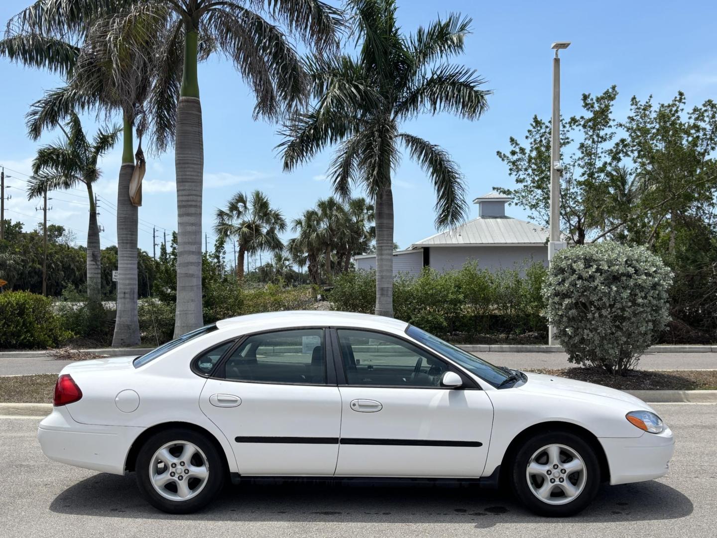 2001 WHITE /CHARCOAL Ford Taurus SE (1FAFP53U51G) with an 3.0L V6 OHV 12V engine, 4-Speed Automatic Overdrive transmission, located at 11170 Summerlin Square Dr., Fort Myers Beach, FL, 33931, (239) 999-7777, 26.493546, -81.941628 - We have financing available and we accept trades! Fill out a credit application on our website or come by today! If you have any questions, give us a call at (239) 999 - 7777 or visit our website at firstautocredit.com. 11170 Summerlin Square Dr, Fort Myers Beach, FL 33931 Carfax No Damage - Photo#3