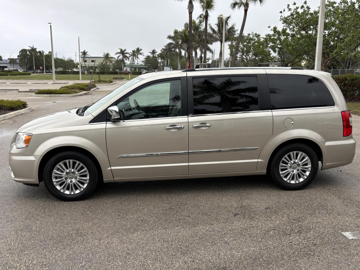 2013 GOLD /Beige Chrysler Town & Country Limited (2C4RC1GG6DR) with an 3.6L V6 DOHC 24V engine, 6-Speed Automatic transmission, located at 11170 Summerlin Square Dr., Fort Myers Beach, FL, 33931, (239) 999-7777, 26.493546, -81.941628 - 3rd Row Sunroof Heated Seats Stow and Go Seats - Photo#3
