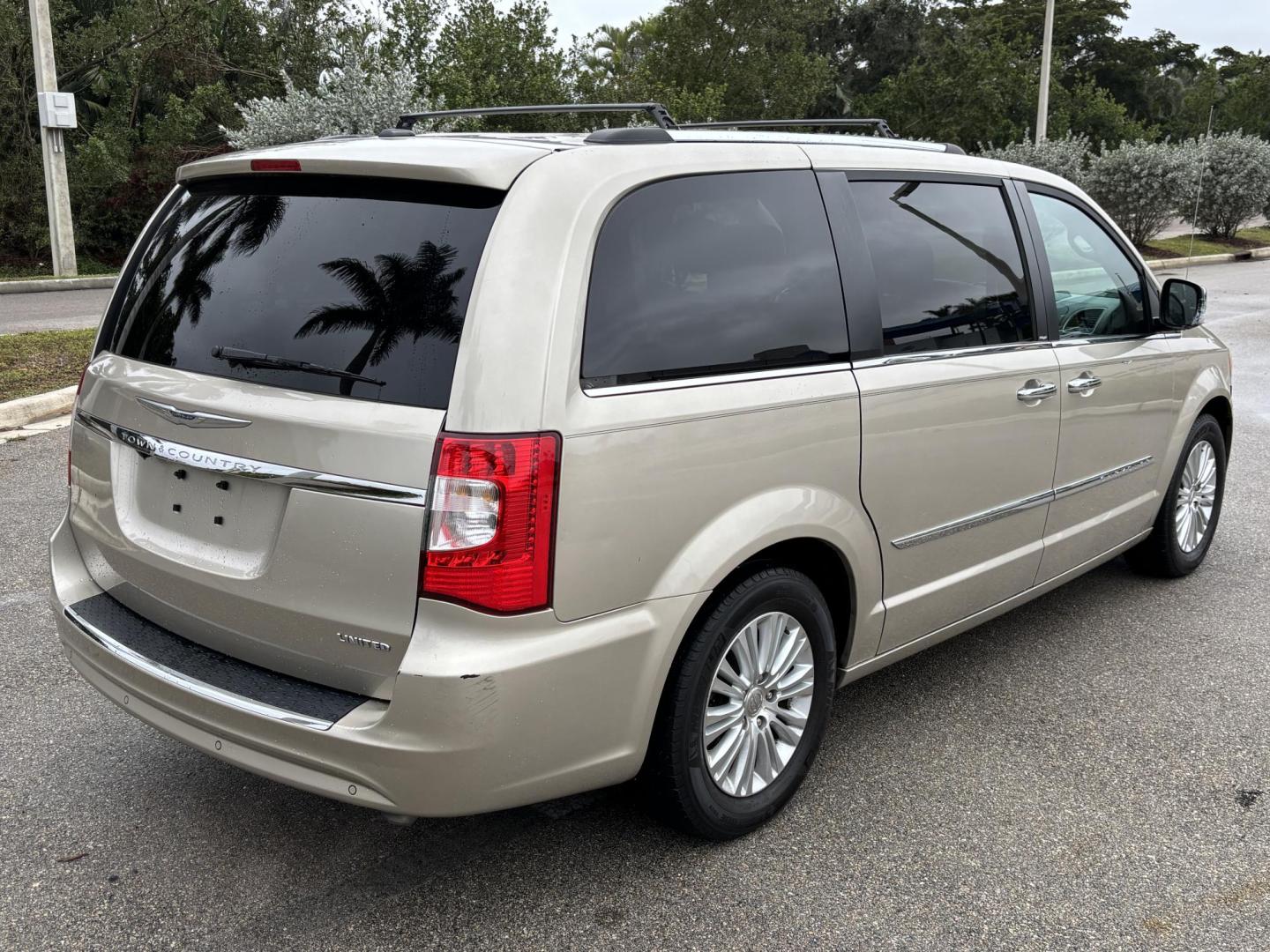2013 GOLD /Beige Chrysler Town & Country Limited (2C4RC1GG6DR) with an 3.6L V6 DOHC 24V engine, 6-Speed Automatic transmission, located at 11170 Summerlin Square Dr., Fort Myers Beach, FL, 33931, (239) 999-7777, 26.493546, -81.941628 - 3rd Row Sunroof Heated Seats Stow and Go Seats - Photo#4