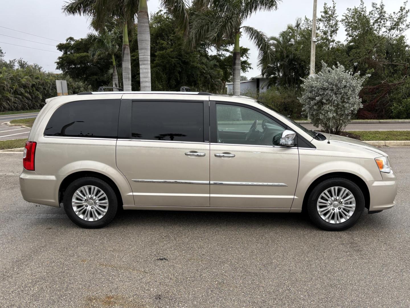 2013 GOLD /Beige Chrysler Town & Country Limited (2C4RC1GG6DR) with an 3.6L V6 DOHC 24V engine, 6-Speed Automatic transmission, located at 11170 Summerlin Square Dr., Fort Myers Beach, FL, 33931, (239) 999-7777, 26.493546, -81.941628 - 3rd Row Sunroof Heated Seats Stow and Go Seats - Photo#6