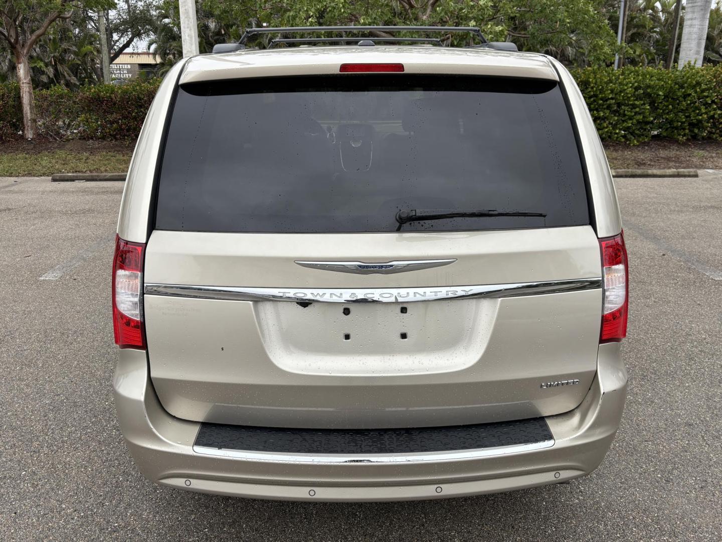 2013 GOLD /Beige Chrysler Town & Country Limited (2C4RC1GG6DR) with an 3.6L V6 DOHC 24V engine, 6-Speed Automatic transmission, located at 11170 Summerlin Square Dr., Fort Myers Beach, FL, 33931, (239) 999-7777, 26.493546, -81.941628 - 3rd Row Sunroof Heated Seats Stow and Go Seats - Photo#5