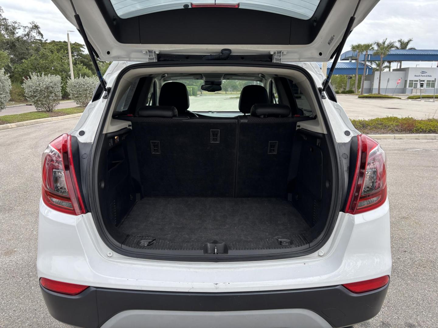 2018 WHITE BUICK ENCORE PREFERRED (KL4CJASB5JB) with an 1.4L engine, Automatic transmission, located at 11170 Summerlin Square Dr., Fort Myers Beach, FL, 33931, (239) 999-7777, 26.493546, -81.941628 - Photo#28