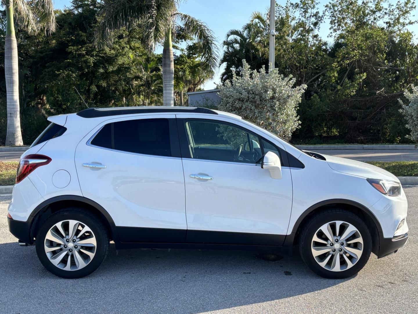 2018 WHITE BUICK ENCORE PREFERRED (KL4CJASB5JB) with an 1.4L engine, Automatic transmission, located at 11170 Summerlin Square Dr., Fort Myers Beach, FL, 33931, (239) 999-7777, 26.493546, -81.941628 - Photo#3