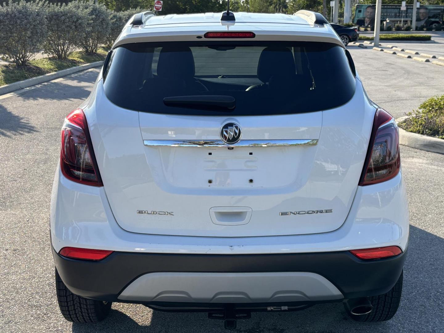 2018 WHITE BUICK ENCORE PREFERRED (KL4CJASB5JB) with an 1.4L engine, Automatic transmission, located at 11170 Summerlin Square Dr., Fort Myers Beach, FL, 33931, (239) 999-7777, 26.493546, -81.941628 - Photo#5