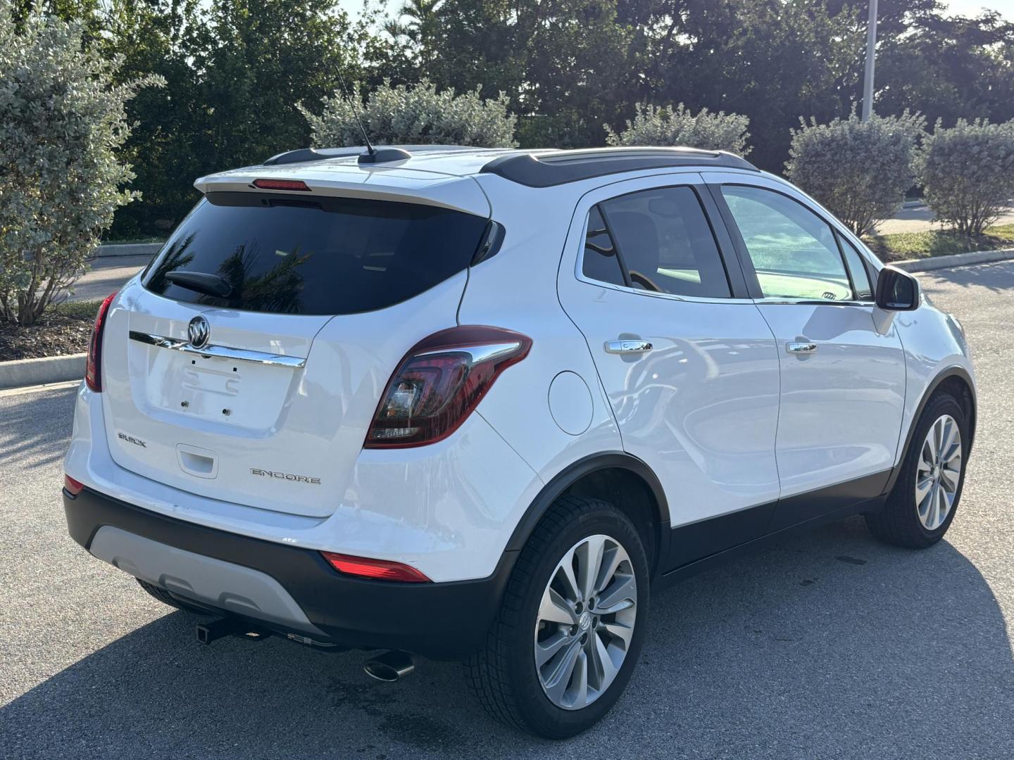 2018 WHITE BUICK ENCORE PREFERRED (KL4CJASB5JB) with an 1.4L engine, Automatic transmission, located at 11170 Summerlin Square Dr., Fort Myers Beach, FL, 33931, (239) 999-7777, 26.493546, -81.941628 - Photo#6
