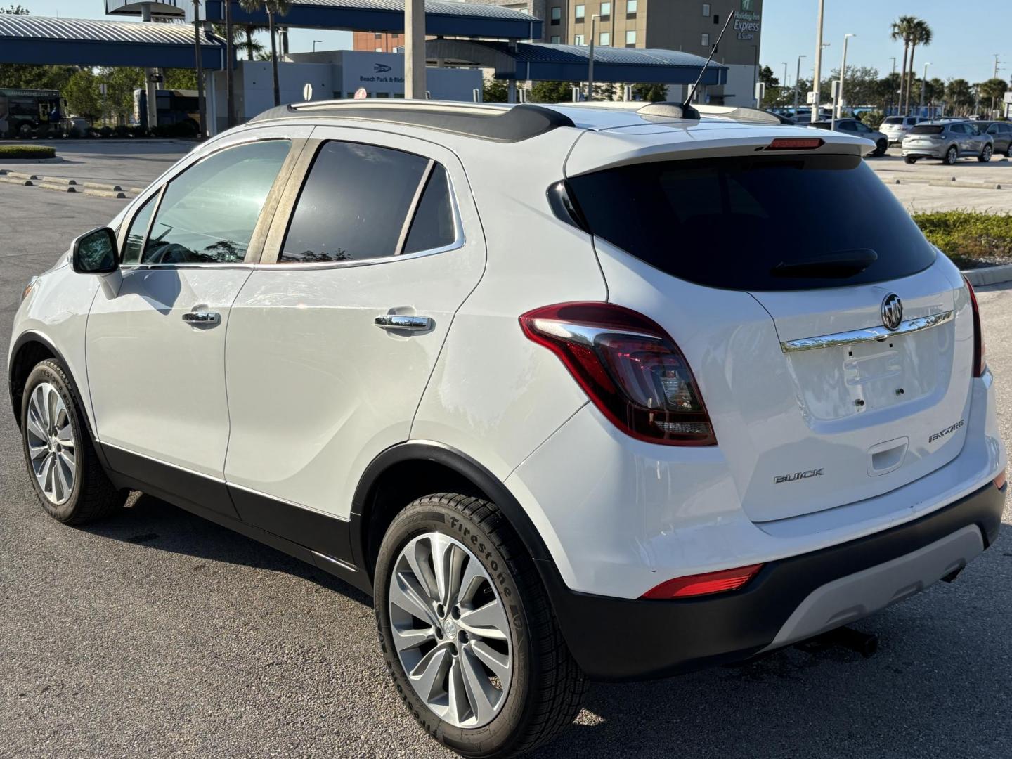 2018 WHITE BUICK ENCORE PREFERRED (KL4CJASB5JB) with an 1.4L engine, Automatic transmission, located at 11170 Summerlin Square Dr., Fort Myers Beach, FL, 33931, (239) 999-7777, 26.493546, -81.941628 - Photo#4