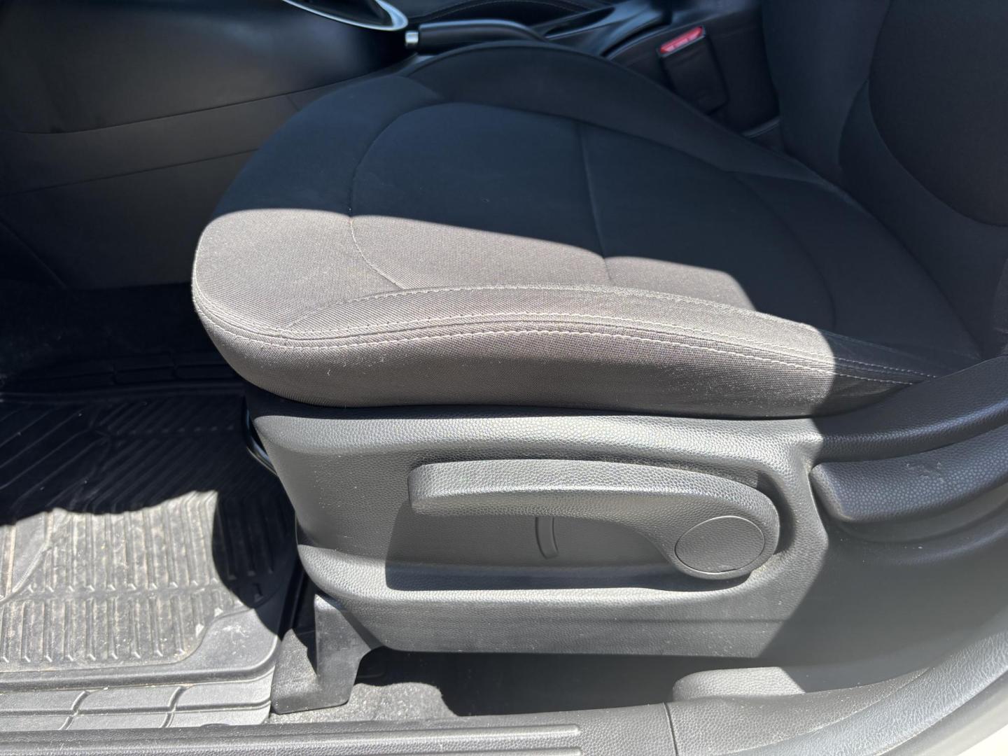 2019 WHITE /BLACK Kia Soul Base 6M (KNDJN2A28K7) with an 1.6L L4 DOHC 16V engine, 6M transmission, located at 11170 Summerlin Square Dr., Fort Myers Beach, FL, 33931, (239) 999-7777, 26.493546, -81.941628 - Carfax 2 Owner Minor Damage/Accident (Carfax Lists Minor Damage as Cosmetic Only Not Affecting Vehicle Functionality) - Photo#11