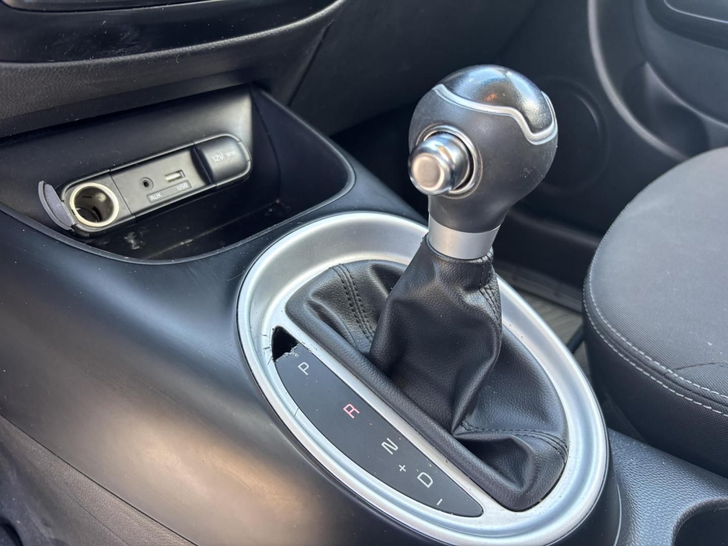 2019 WHITE /BLACK Kia Soul Base 6M (KNDJN2A28K7) with an 1.6L L4 DOHC 16V engine, 6M transmission, located at 11170 Summerlin Square Dr., Fort Myers Beach, FL, 33931, (239) 999-7777, 26.493546, -81.941628 - Carfax 2 Owner Minor Damage/Accident (Carfax Lists Minor Damage as Cosmetic Only Not Affecting Vehicle Functionality) - Photo#21