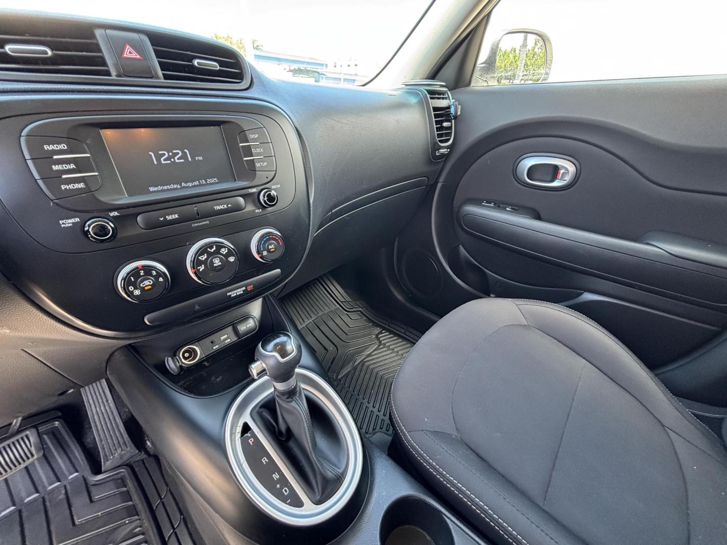 2019 WHITE /BLACK Kia Soul Base 6M (KNDJN2A28K7) with an 1.6L L4 DOHC 16V engine, 6M transmission, located at 11170 Summerlin Square Dr., Fort Myers Beach, FL, 33931, (239) 999-7777, 26.493546, -81.941628 - Carfax 2 Owner Minor Damage/Accident (Carfax Lists Minor Damage as Cosmetic Only Not Affecting Vehicle Functionality) - Photo#9