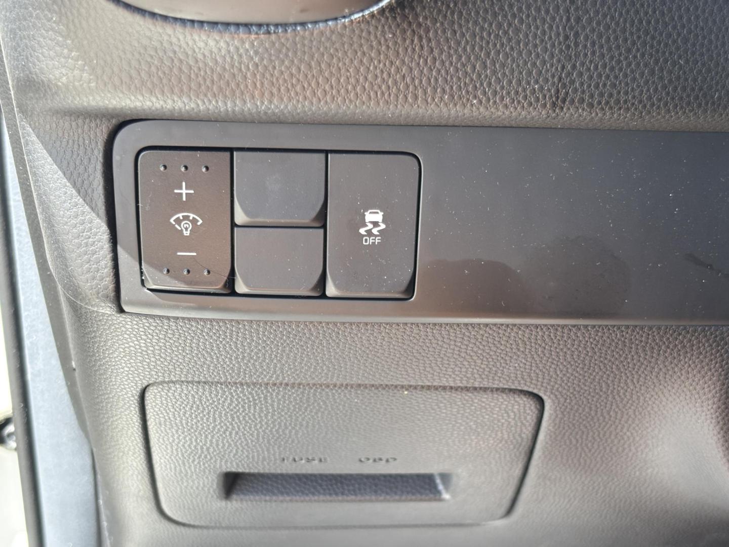 2019 WHITE /BLACK Kia Soul Base 6M (KNDJN2A28K7) with an 1.6L L4 DOHC 16V engine, 6M transmission, located at 11170 Summerlin Square Dr., Fort Myers Beach, FL, 33931, (239) 999-7777, 26.493546, -81.941628 - Carfax 2 Owner Minor Damage/Accident (Carfax Lists Minor Damage as Cosmetic Only Not Affecting Vehicle Functionality) - Photo#17