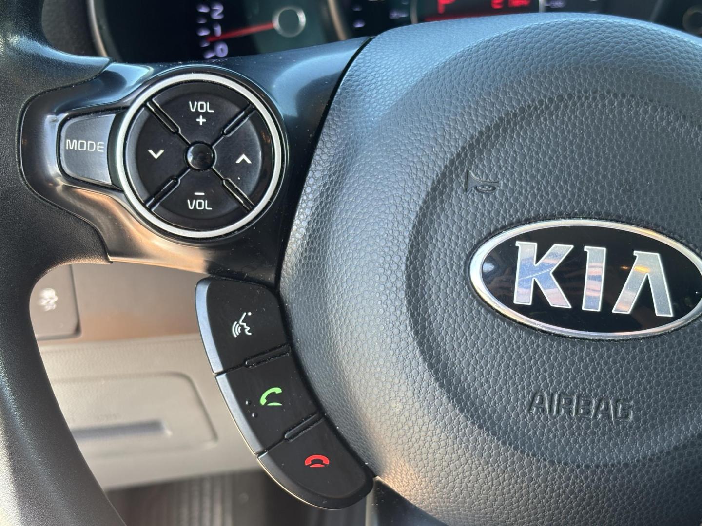 2019 WHITE /BLACK Kia Soul Base 6M (KNDJN2A28K7) with an 1.6L L4 DOHC 16V engine, 6M transmission, located at 11170 Summerlin Square Dr., Fort Myers Beach, FL, 33931, (239) 999-7777, 26.493546, -81.941628 - Carfax 2 Owner Minor Damage/Accident (Carfax Lists Minor Damage as Cosmetic Only Not Affecting Vehicle Functionality) - Photo#19