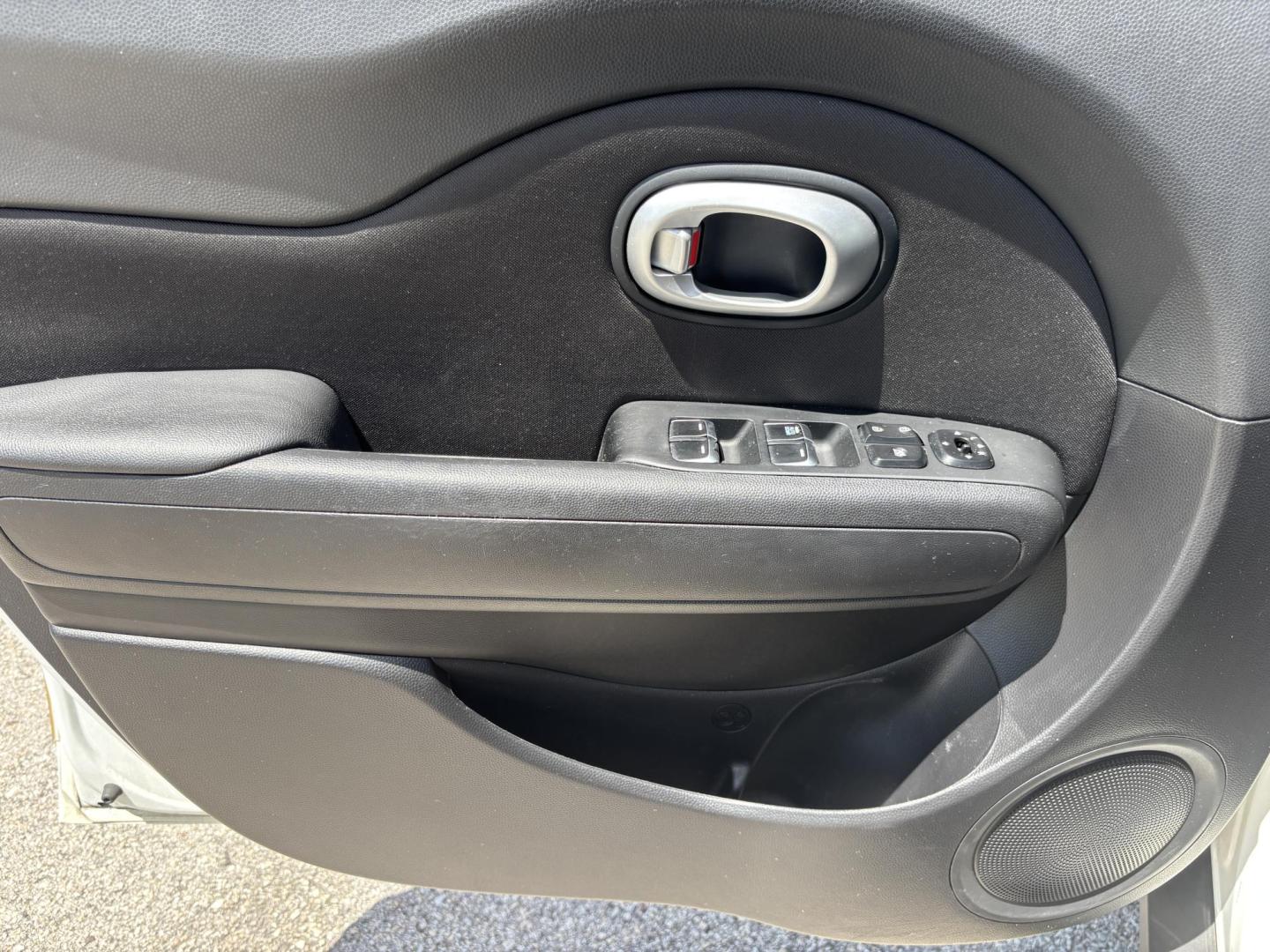 2019 WHITE /BLACK Kia Soul Base 6M (KNDJN2A28K7) with an 1.6L L4 DOHC 16V engine, 6M transmission, located at 11170 Summerlin Square Dr., Fort Myers Beach, FL, 33931, (239) 999-7777, 26.493546, -81.941628 - Carfax 2 Owner Minor Damage/Accident (Carfax Lists Minor Damage as Cosmetic Only Not Affecting Vehicle Functionality) - Photo#23