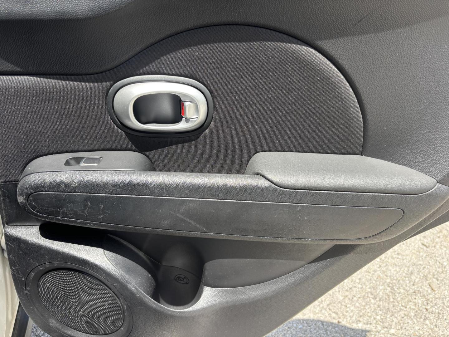 2019 WHITE /BLACK Kia Soul Base 6M (KNDJN2A28K7) with an 1.6L L4 DOHC 16V engine, 6M transmission, located at 11170 Summerlin Square Dr., Fort Myers Beach, FL, 33931, (239) 999-7777, 26.493546, -81.941628 - Carfax 2 Owner Minor Damage/Accident (Carfax Lists Minor Damage as Cosmetic Only Not Affecting Vehicle Functionality) - Photo#24