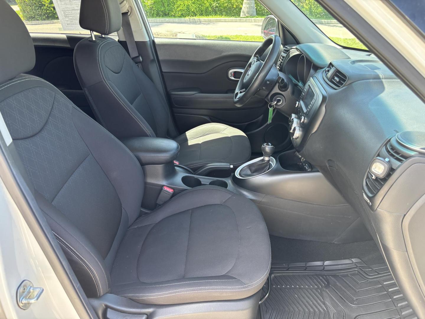 2019 WHITE /BLACK Kia Soul Base 6M (KNDJN2A28K7) with an 1.6L L4 DOHC 16V engine, 6M transmission, located at 11170 Summerlin Square Dr., Fort Myers Beach, FL, 33931, (239) 999-7777, 26.493546, -81.941628 - Carfax 2 Owner Minor Damage/Accident (Carfax Lists Minor Damage as Cosmetic Only Not Affecting Vehicle Functionality) - Photo#10