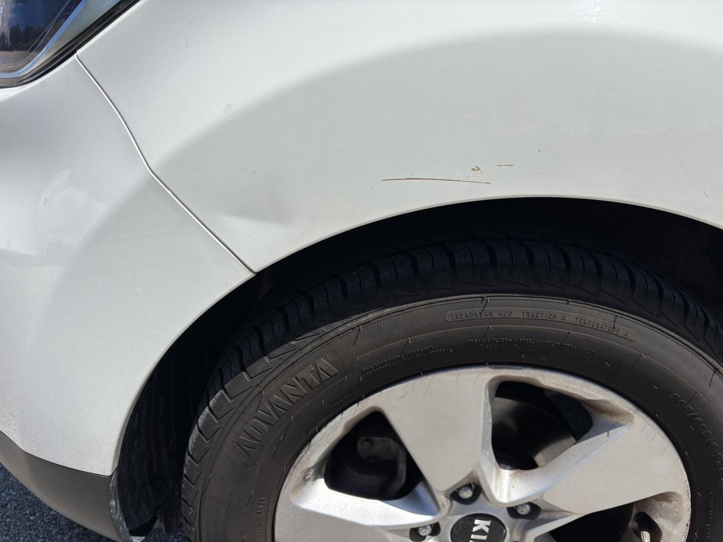 2019 WHITE /BLACK Kia Soul Base 6M (KNDJN2A28K7) with an 1.6L L4 DOHC 16V engine, 6M transmission, located at 11170 Summerlin Square Dr., Fort Myers Beach, FL, 33931, (239) 999-7777, 26.493546, -81.941628 - Carfax 2 Owner Minor Damage/Accident (Carfax Lists Minor Damage as Cosmetic Only Not Affecting Vehicle Functionality) - Photo#35