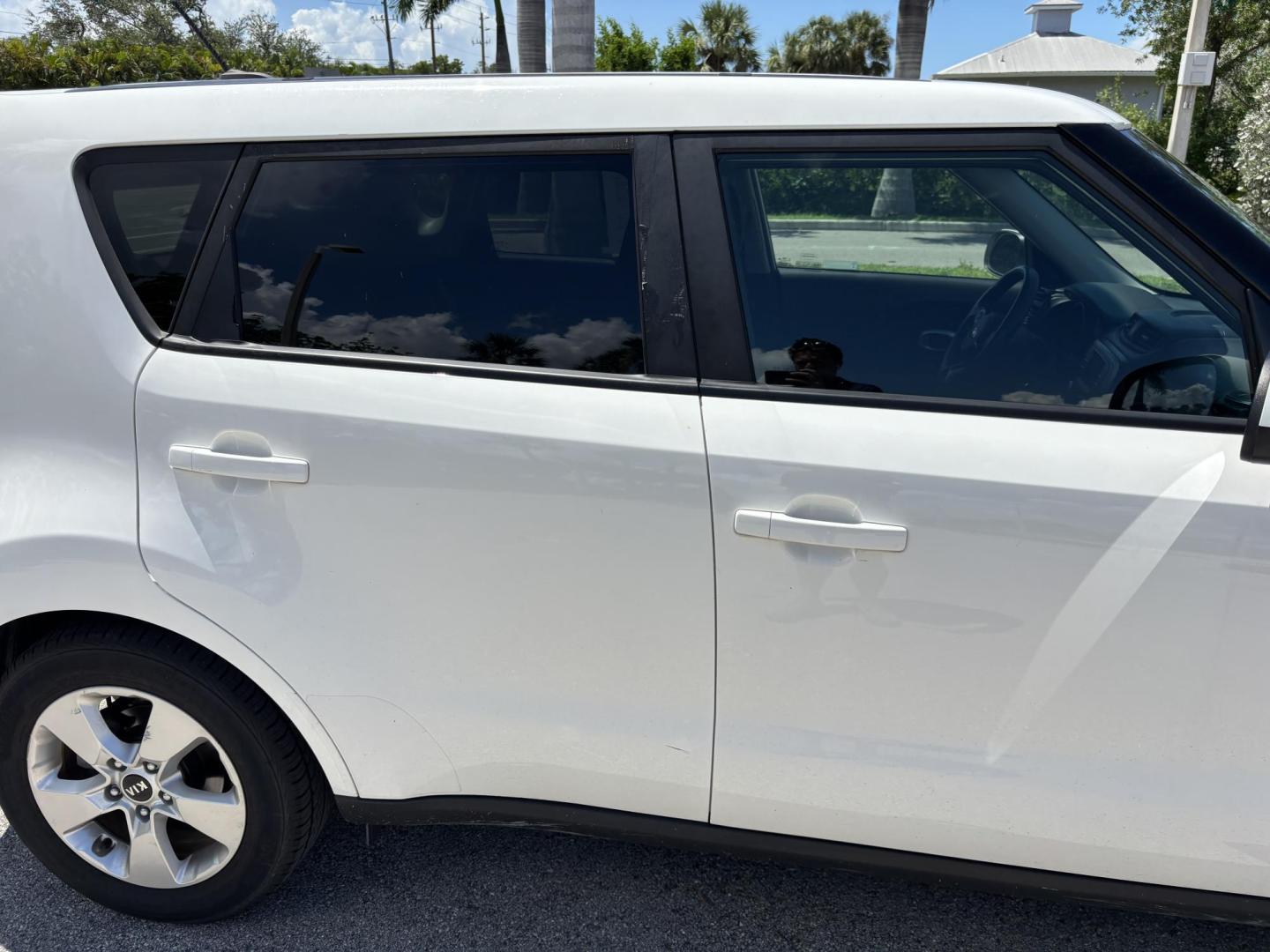 2019 WHITE /BLACK Kia Soul Base 6M (KNDJN2A28K7) with an 1.6L L4 DOHC 16V engine, 6M transmission, located at 11170 Summerlin Square Dr., Fort Myers Beach, FL, 33931, (239) 999-7777, 26.493546, -81.941628 - Carfax 2 Owner Minor Damage/Accident (Carfax Lists Minor Damage as Cosmetic Only Not Affecting Vehicle Functionality) - Photo#36