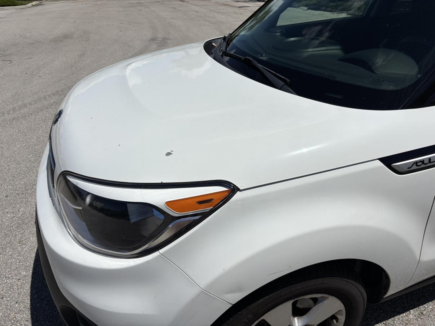 2019 WHITE /BLACK Kia Soul Base 6M (KNDJN2A28K7) with an 1.6L L4 DOHC 16V engine, 6M transmission, located at 11170 Summerlin Square Dr., Fort Myers Beach, FL, 33931, (239) 999-7777, 26.493546, -81.941628 - Carfax 2 Owner Minor Damage/Accident (Carfax Lists Minor Damage as Cosmetic Only Not Affecting Vehicle Functionality) - Photo#40