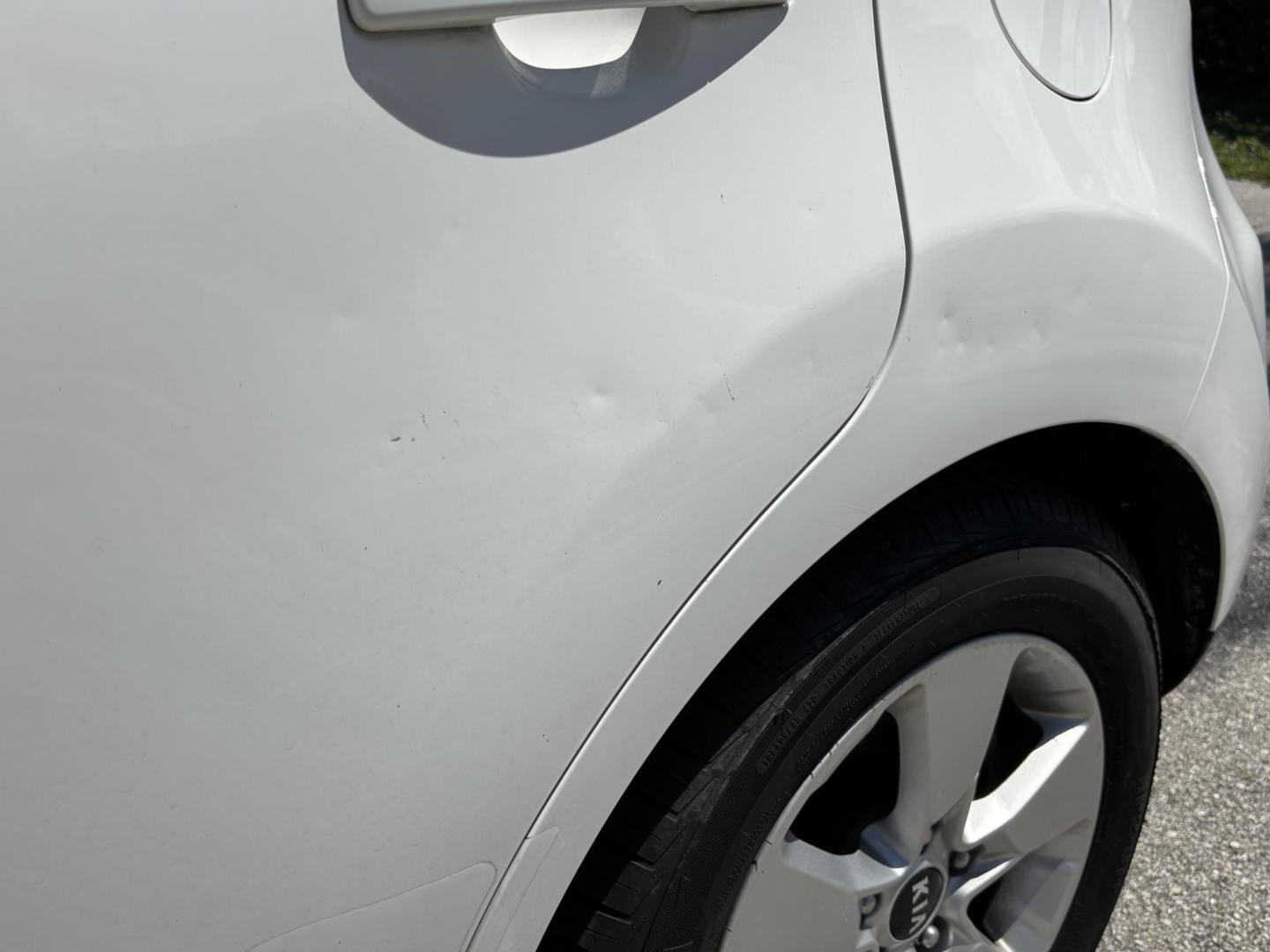 2019 WHITE /BLACK Kia Soul Base 6M (KNDJN2A28K7) with an 1.6L L4 DOHC 16V engine, 6M transmission, located at 11170 Summerlin Square Dr., Fort Myers Beach, FL, 33931, (239) 999-7777, 26.493546, -81.941628 - Carfax 2 Owner Minor Damage/Accident (Carfax Lists Minor Damage as Cosmetic Only Not Affecting Vehicle Functionality) - Photo#43