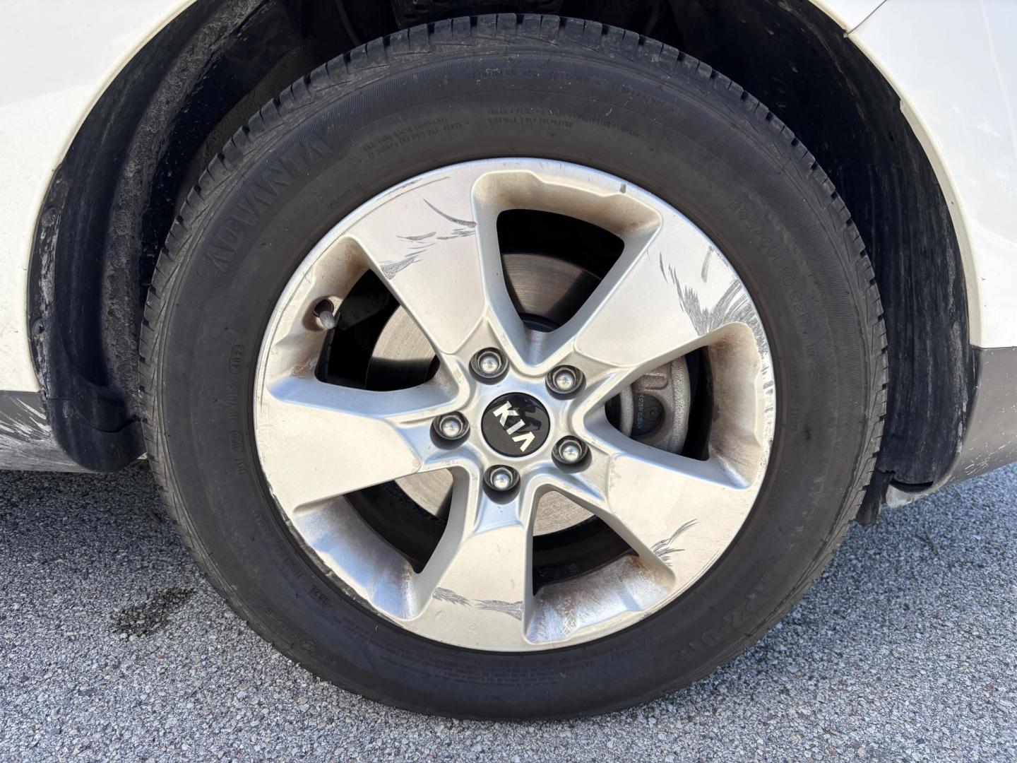 2019 WHITE /BLACK Kia Soul Base 6M (KNDJN2A28K7) with an 1.6L L4 DOHC 16V engine, 6M transmission, located at 11170 Summerlin Square Dr., Fort Myers Beach, FL, 33931, (239) 999-7777, 26.493546, -81.941628 - Carfax 2 Owner Minor Damage/Accident (Carfax Lists Minor Damage as Cosmetic Only Not Affecting Vehicle Functionality) - Photo#29