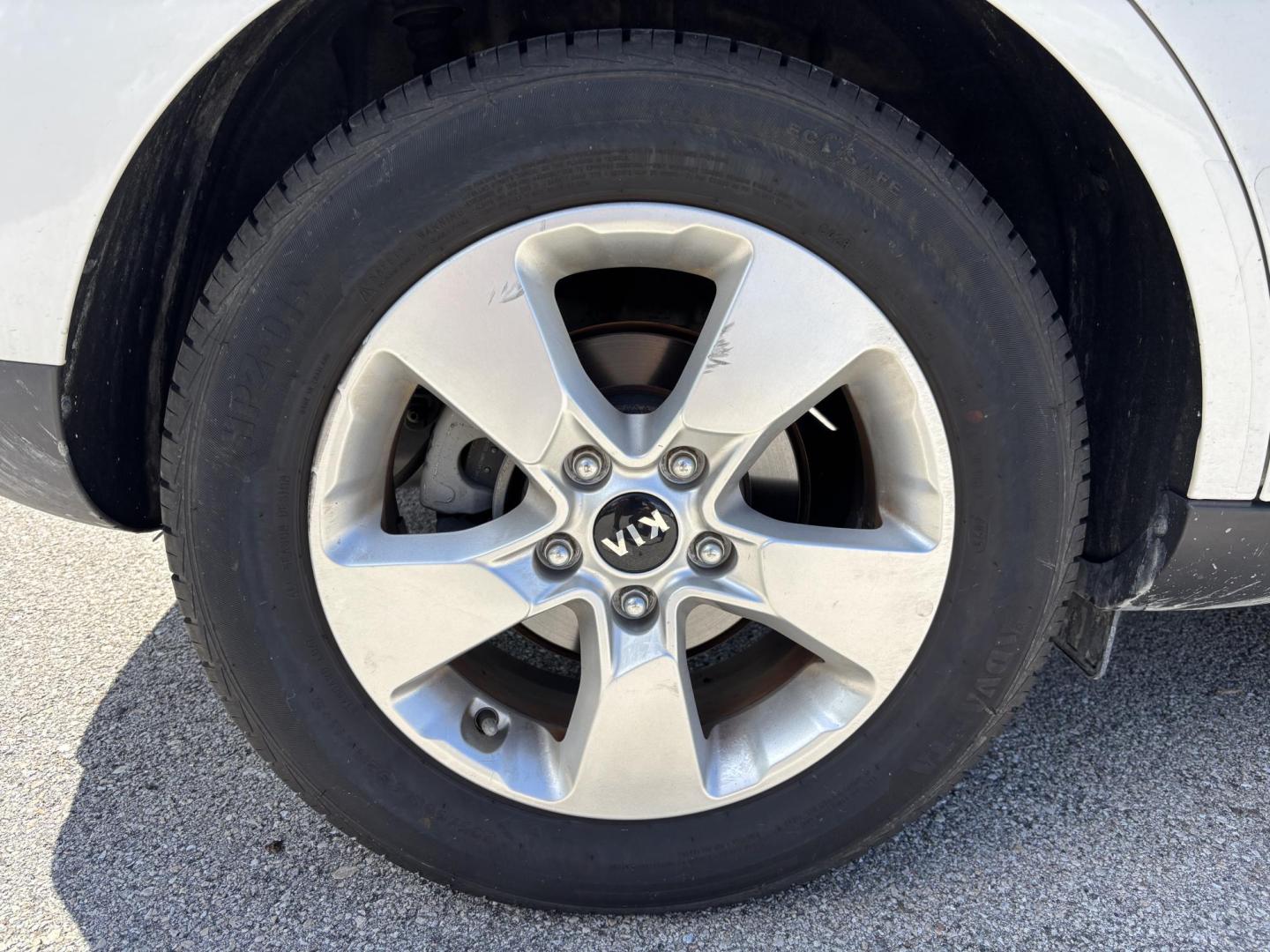 2019 WHITE /BLACK Kia Soul Base 6M (KNDJN2A28K7) with an 1.6L L4 DOHC 16V engine, 6M transmission, located at 11170 Summerlin Square Dr., Fort Myers Beach, FL, 33931, (239) 999-7777, 26.493546, -81.941628 - Carfax 2 Owner Minor Damage/Accident (Carfax Lists Minor Damage as Cosmetic Only Not Affecting Vehicle Functionality) - Photo#30