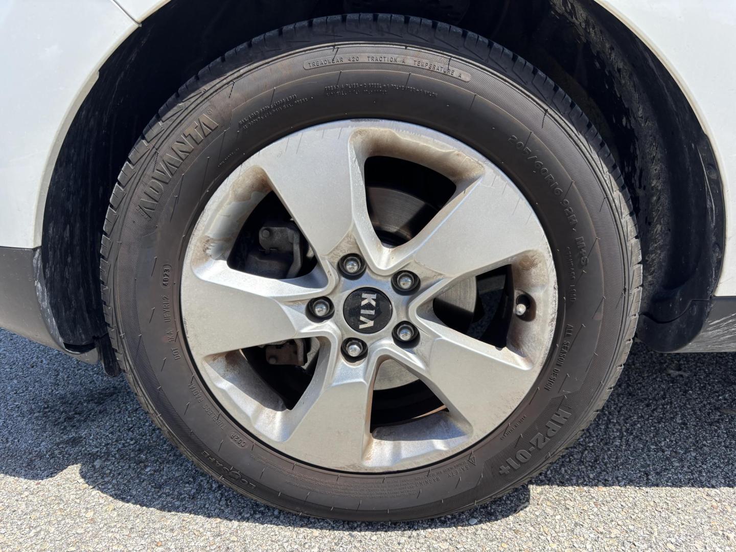 2019 WHITE /BLACK Kia Soul Base 6M (KNDJN2A28K7) with an 1.6L L4 DOHC 16V engine, 6M transmission, located at 11170 Summerlin Square Dr., Fort Myers Beach, FL, 33931, (239) 999-7777, 26.493546, -81.941628 - Carfax 2 Owner Minor Damage/Accident (Carfax Lists Minor Damage as Cosmetic Only Not Affecting Vehicle Functionality) - Photo#32