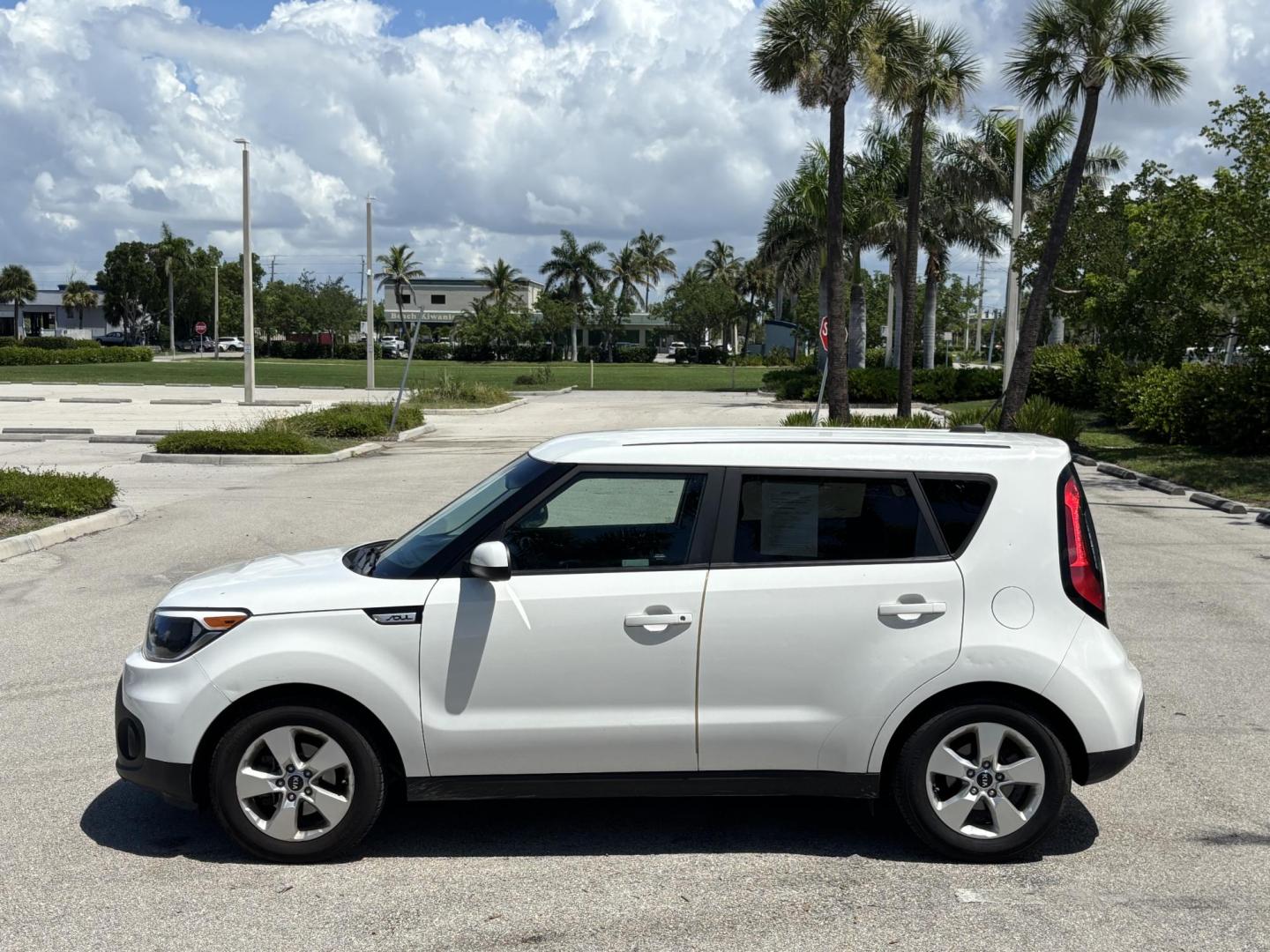 2019 WHITE /BLACK Kia Soul Base 6M (KNDJN2A28K7) with an 1.6L L4 DOHC 16V engine, 6M transmission, located at 11170 Summerlin Square Dr., Fort Myers Beach, FL, 33931, (239) 999-7777, 26.493546, -81.941628 - Carfax 2 Owner Minor Damage/Accident (Carfax Lists Minor Damage as Cosmetic Only Not Affecting Vehicle Functionality) - Photo#7