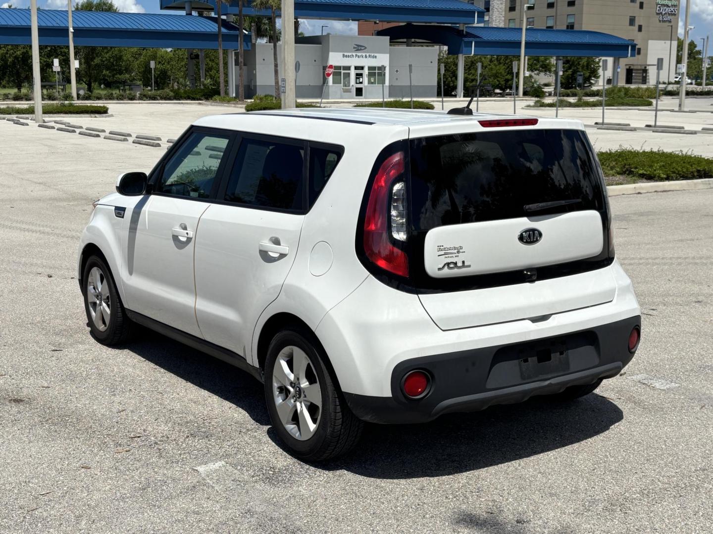 2019 WHITE /BLACK Kia Soul Base 6M (KNDJN2A28K7) with an 1.6L L4 DOHC 16V engine, 6M transmission, located at 11170 Summerlin Square Dr., Fort Myers Beach, FL, 33931, (239) 999-7777, 26.493546, -81.941628 - Carfax 2 Owner Minor Damage/Accident (Carfax Lists Minor Damage as Cosmetic Only Not Affecting Vehicle Functionality) - Photo#4
