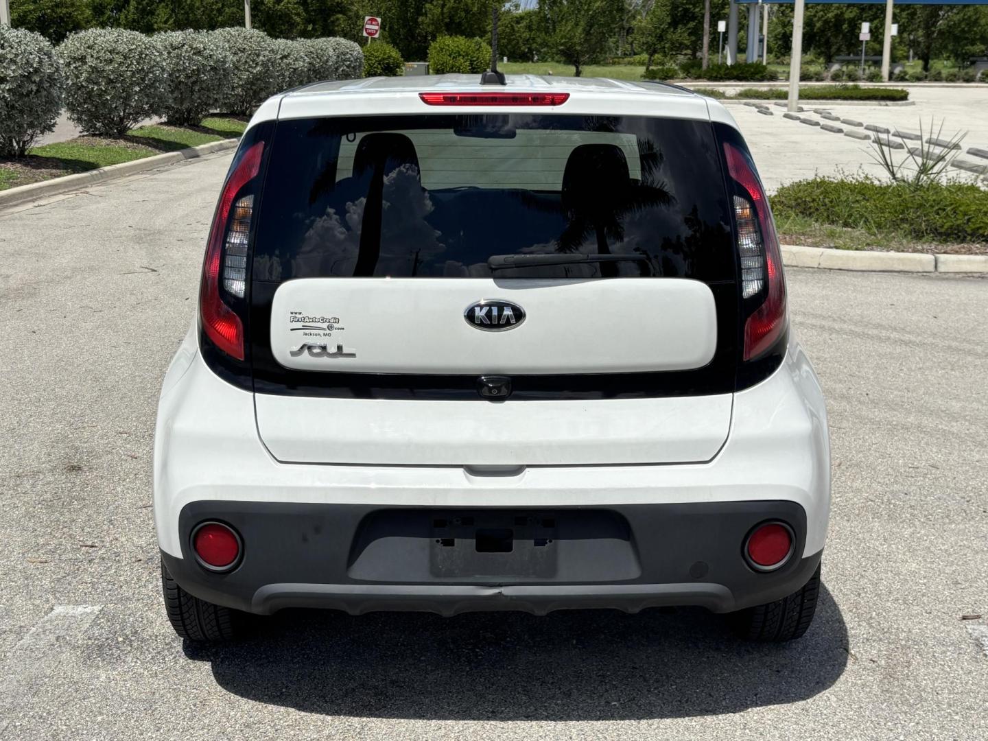 2019 WHITE /BLACK Kia Soul Base 6M (KNDJN2A28K7) with an 1.6L L4 DOHC 16V engine, 6M transmission, located at 11170 Summerlin Square Dr., Fort Myers Beach, FL, 33931, (239) 999-7777, 26.493546, -81.941628 - Carfax 2 Owner Minor Damage/Accident (Carfax Lists Minor Damage as Cosmetic Only Not Affecting Vehicle Functionality) - Photo#5