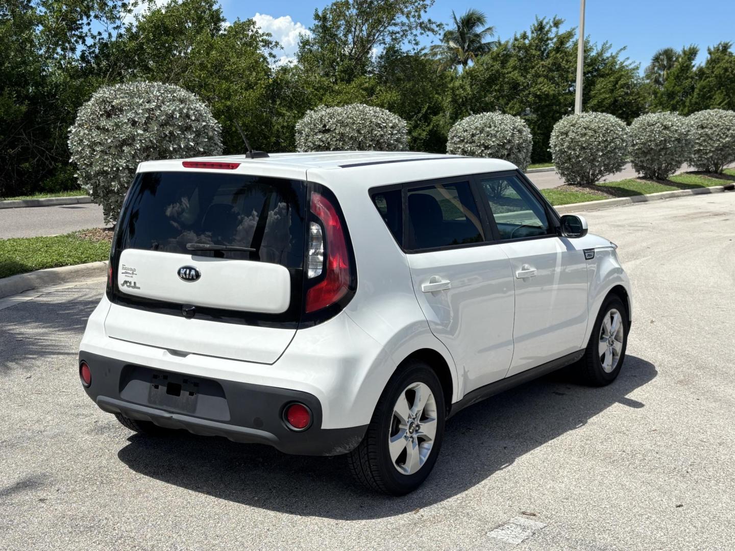 2019 WHITE /BLACK Kia Soul Base 6M (KNDJN2A28K7) with an 1.6L L4 DOHC 16V engine, 6M transmission, located at 11170 Summerlin Square Dr., Fort Myers Beach, FL, 33931, (239) 999-7777, 26.493546, -81.941628 - Carfax 2 Owner Minor Damage/Accident (Carfax Lists Minor Damage as Cosmetic Only Not Affecting Vehicle Functionality) - Photo#6