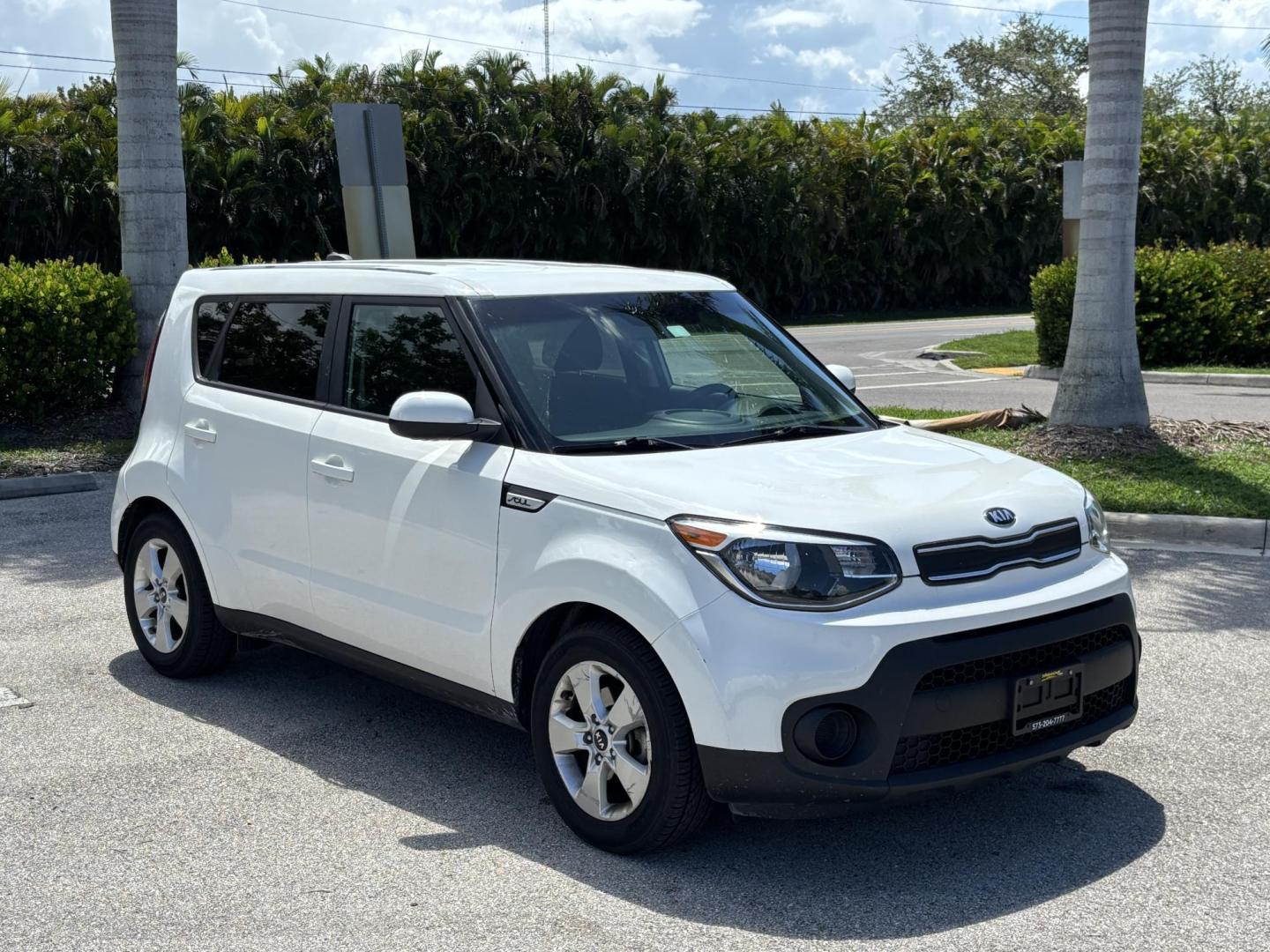 2019 WHITE /BLACK Kia Soul Base 6M (KNDJN2A28K7) with an 1.6L L4 DOHC 16V engine, 6M transmission, located at 11170 Summerlin Square Dr., Fort Myers Beach, FL, 33931, (239) 999-7777, 26.493546, -81.941628 - Carfax 2 Owner Minor Damage/Accident (Carfax Lists Minor Damage as Cosmetic Only Not Affecting Vehicle Functionality) - Photo#2